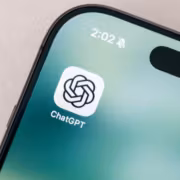 Экран смартфона iPhone с приложением ChatGPT и временем 2:02