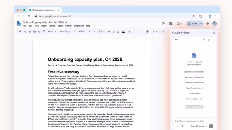 Документ Google Docs с планом загрузки на Q4 2026 и боковой панелью Claude для Docs