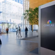 Comcast готовит сокращения и закладывает на перестройку более $1 млрд