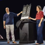 люди показывают сервер CoreWeave Vera Rubin NVL72 на сцене