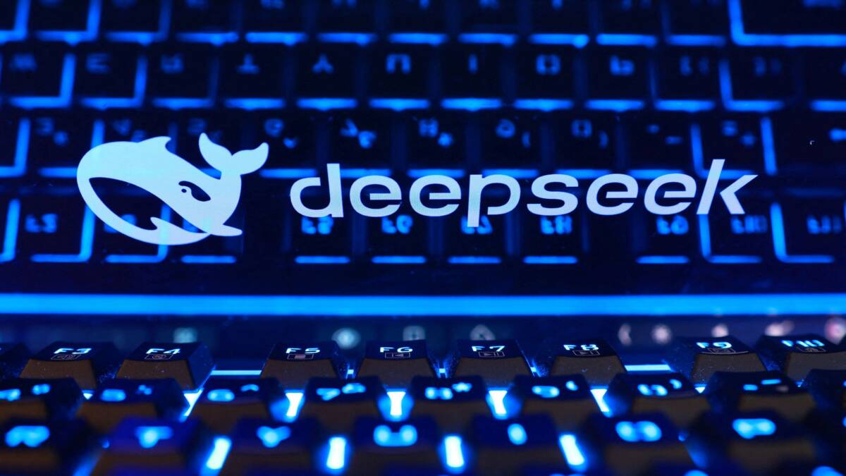 Клавиатура с подсветкой и логотипом DeepSeek