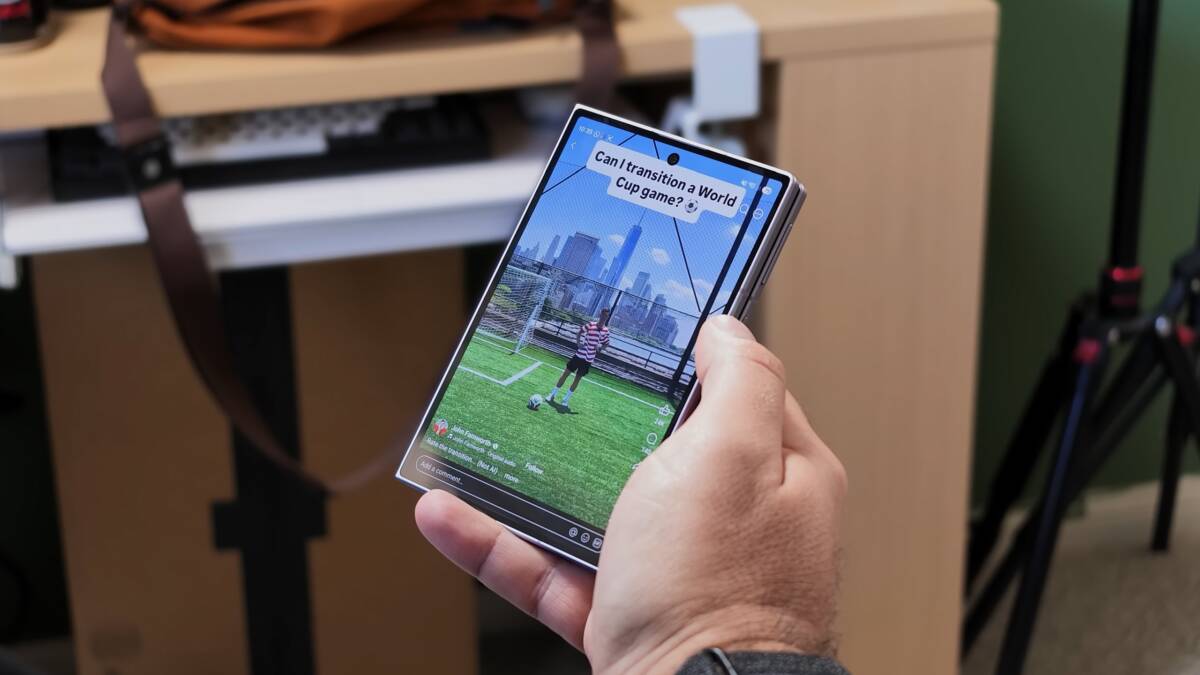 Мужчина держит смартфон Samsung Galaxy Fold 8