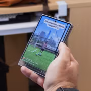 Мужчина держит смартфон Samsung Galaxy Fold 8