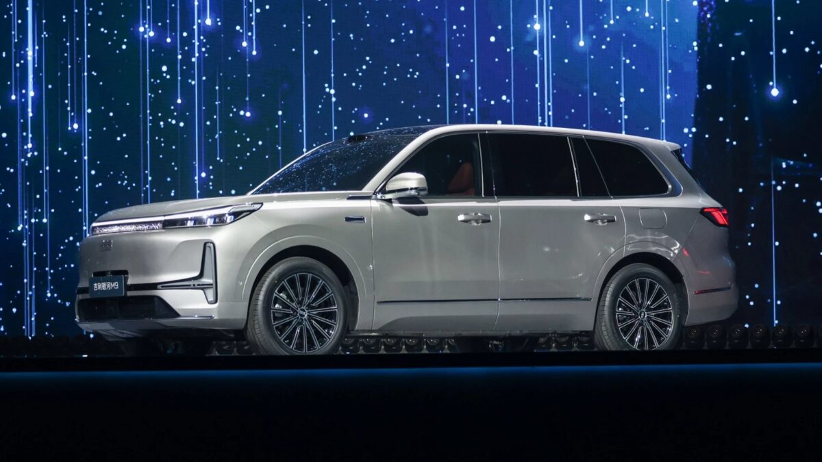 Дилеры распродадут остатки: Geely прекратила поставки 3 моделей 8 Серебристый кроссовер Geely M9 на сцене с синими световыми эффектами