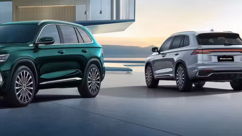 Два кроссовера Geely Monjard передние и задние ракурсы