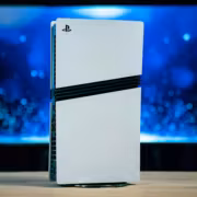 Для покупки PS5 Pro в Японии потребуется 60 часов игры 64 PS5 Pro белая консоль на столе с отражением