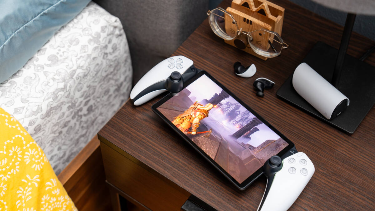 Две PlayStation с контроллерами и экраном OLED устройство
