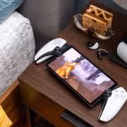 Две PlayStation с контроллерами и экраном OLED устройство