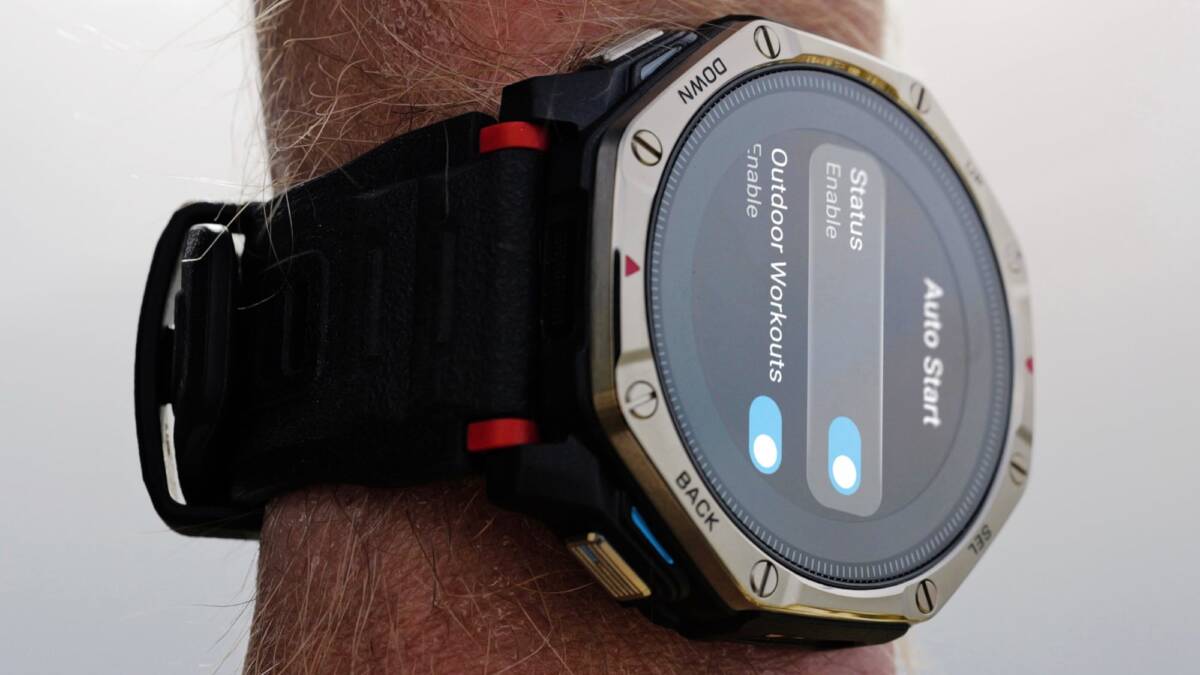 Часы Amazfit T-Rex 2 на руке на фоне кожи
