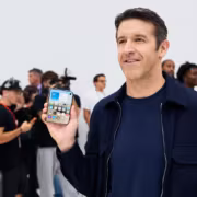 Мужчина держит iPhone в руке на презентации Apple