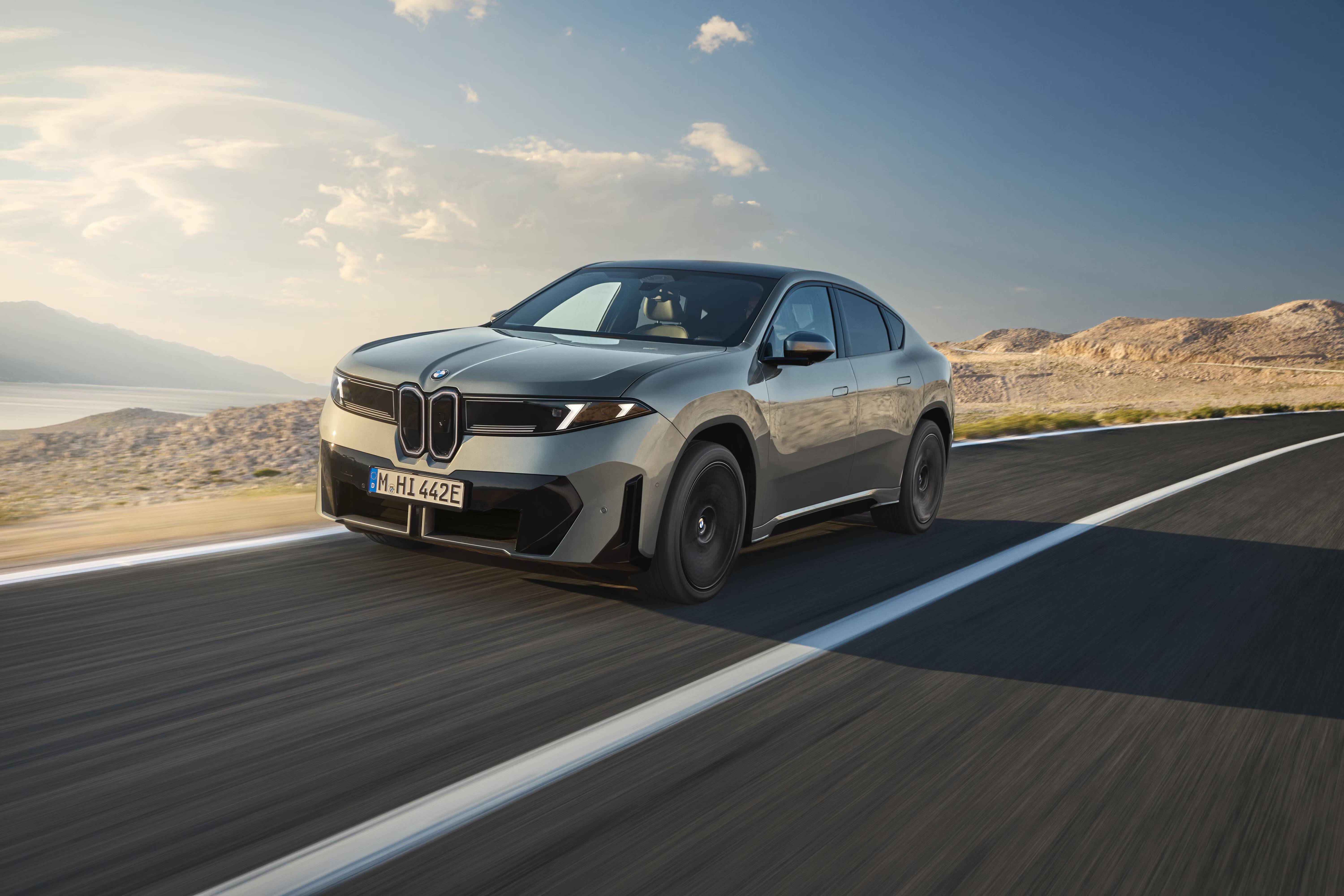 Электрокроссовер BMW iX4 проедет до 689 км и стоит $66 200 1 Электрокроссовер BMW iX4 едет по дороге