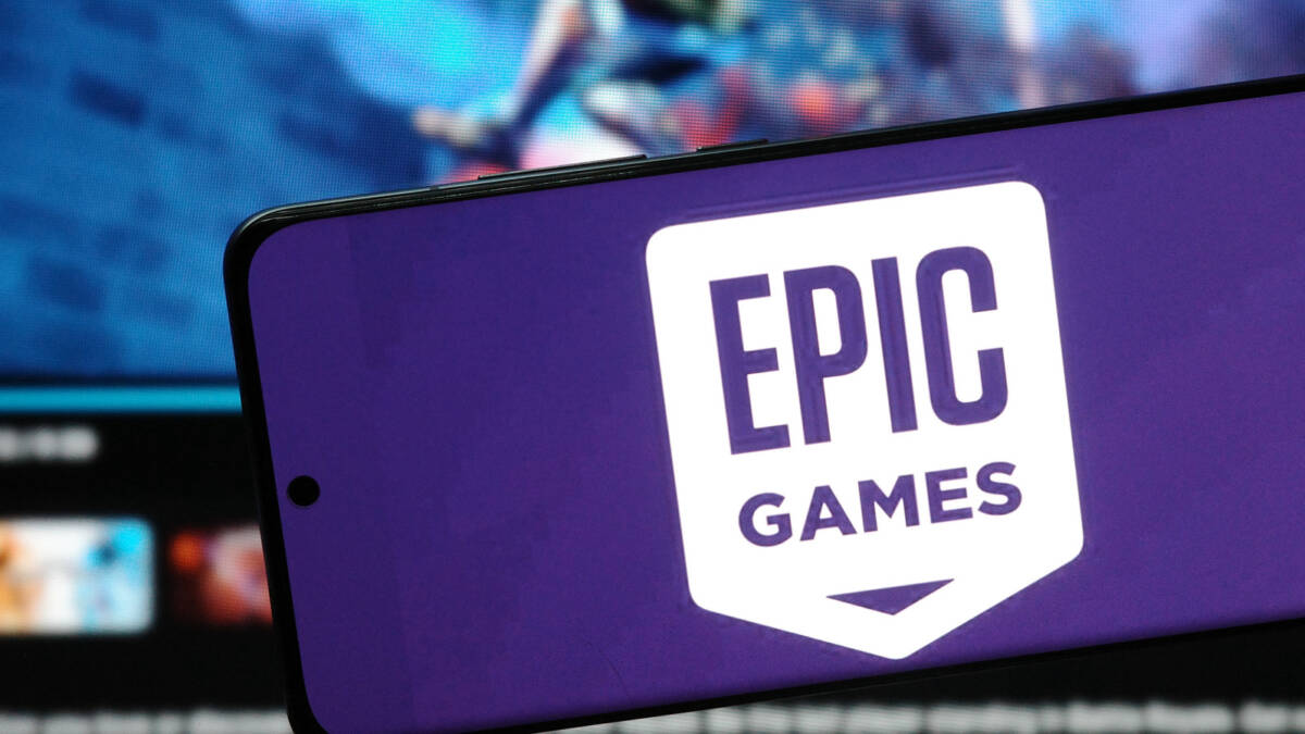 Смартфон с логотипом Epic Games на экране