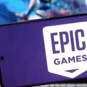 Смартфон с логотипом Epic Games на экране