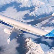 Самолёт Boeing 737 MAX 10 в небе