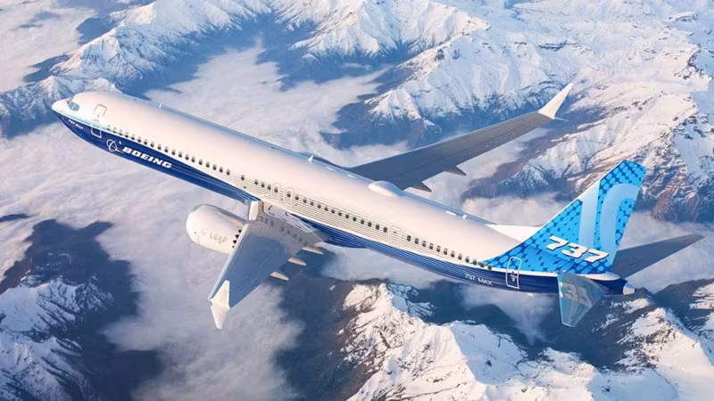 Самолёт Boeing 737 MAX 10 в небе