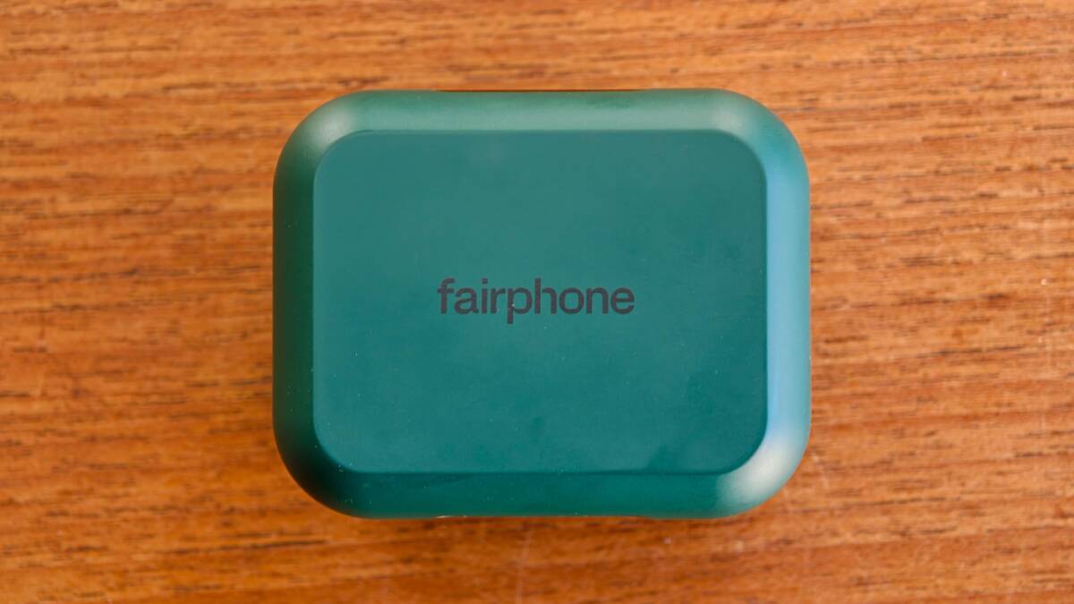 Fairphone выпустила наушники Fairbuds 2 со сменными батареями в корпусе и кейсе 13 Футляр для наушников Fairbuds 2 с логотипом fairphone