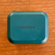 Fairphone выпустила наушники Fairbuds 2 со сменными батареями в корпусе и кейсе 6 Футляр для наушников Fairbuds 2 с логотипом fairphone