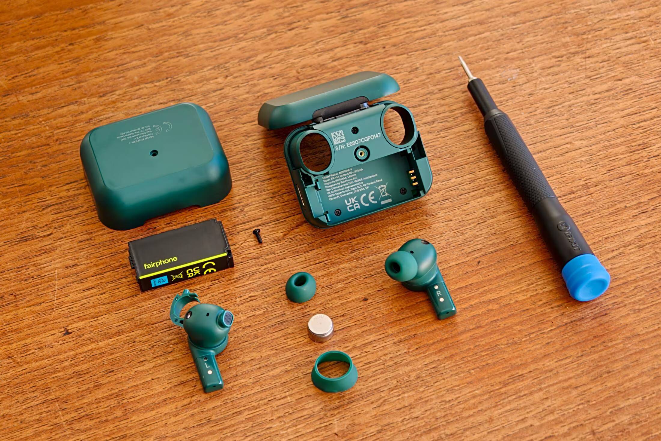 Fairphone выпустила наушники Fairbuds 2 со сменными батареями в корпусе и кейсе 5 Разобранные наушники Fairbuds 2 и батарейка