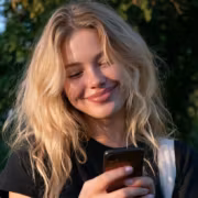 ФАС признала рекламу «5G режима» МегаФона недостоверной 3 Девушка смотрит на телефон с улыбкой МегаФон 5G режим
