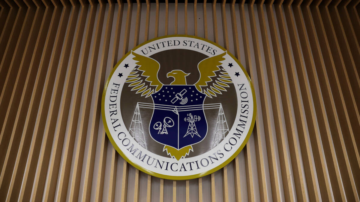 FCC предложила выставить 25 МГц на аукцион и открыть 800 МГц для дронов 7 Эмблема комиссии по коммуникациям США на стене деревянной отделки