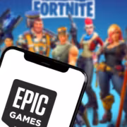 Дзеркальний телефон iPhone з логотипом Epic Games на екрані