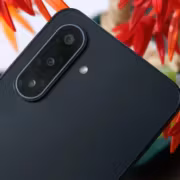 Задняя часть смартфона Galaxy A17 5G с камерой