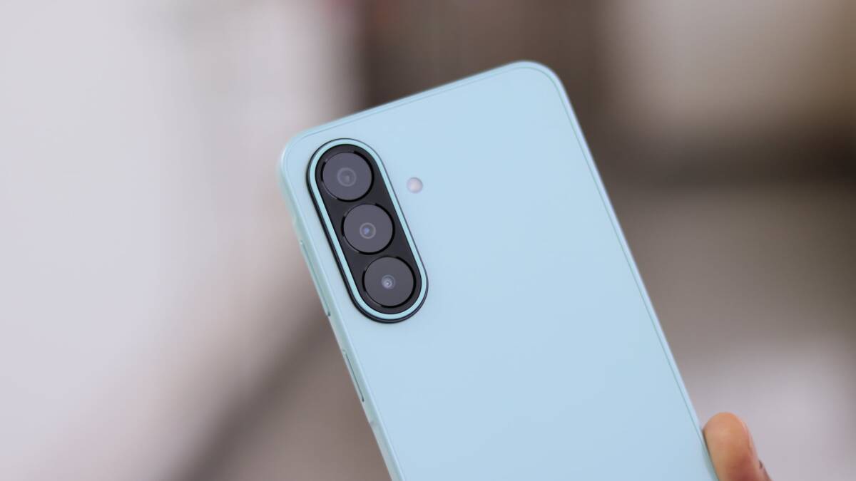 Смартфон Galaxy A26 с тройной камерой и голубым корпусом