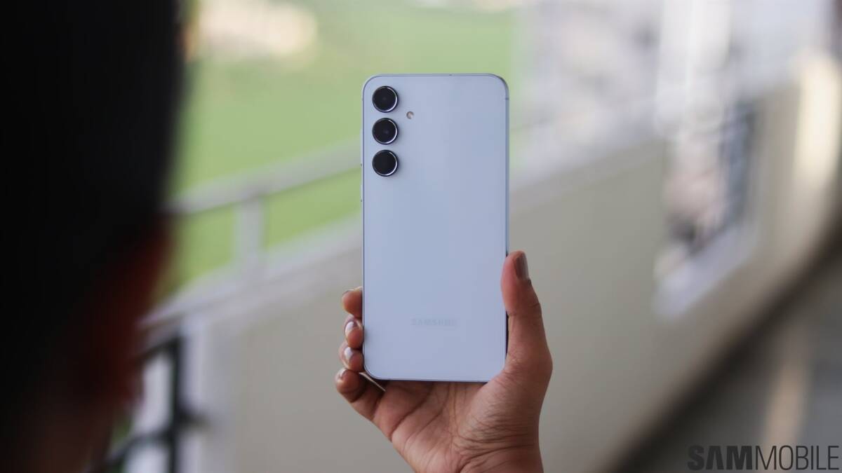 Человек держит смартфон Samsung Galaxy A55 2023