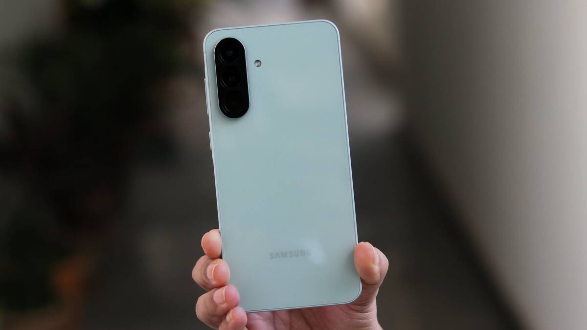 Смартфон Samsung Galaxy A56 в руке на улице