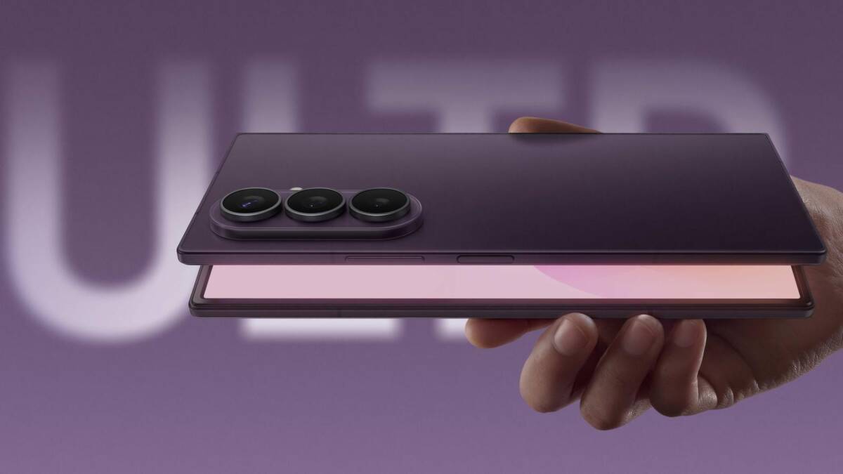 Складной телефон Galaxy Z Fold 9 в руке