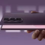 Складной телефон Galaxy Z Fold 9 в руке