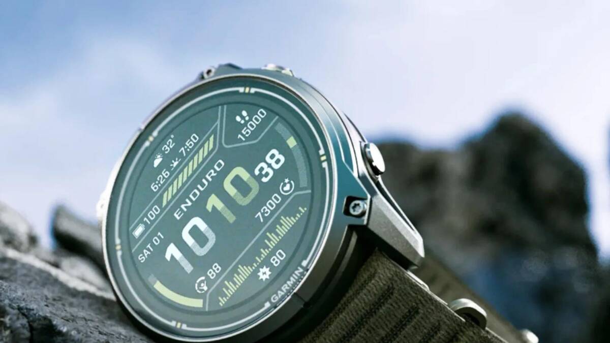 смарт-часы Garmin Enduro 4 на ноге на каменной поверхности