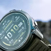 Garmin Enduro 4 обещают до 90 дней работы от солнца и почти бесконечную автономность 4 смарт-часы Garmin Enduro 4 на ноге на каменной поверхности