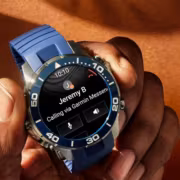 Пользователь держит часы Garmin MARQ Gen 3 с дисплеем