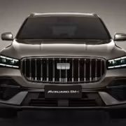 Фронтальная часть электромобиля Monjaro EM-i с большой радиаторной решёткой и светодиодными фарами