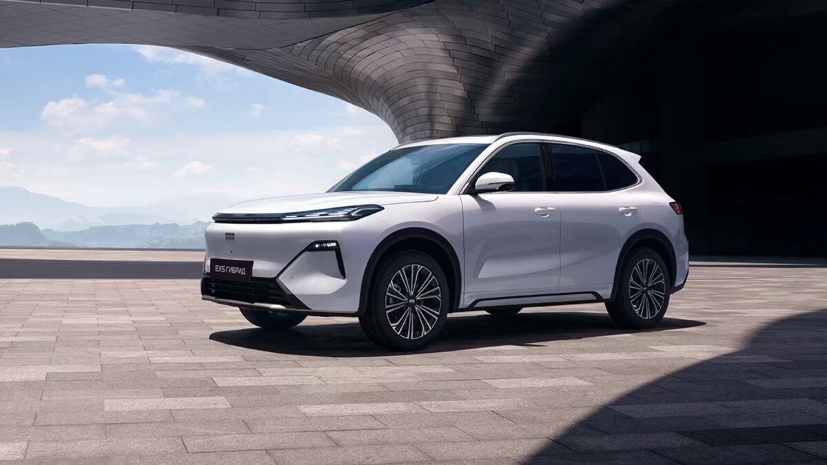 Современный белый электромобиль Geely EX5 Гибрид
