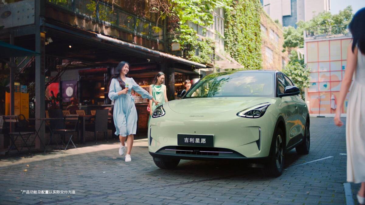 Девушка с мороженым возле зелёного автомобиля Geely EX2