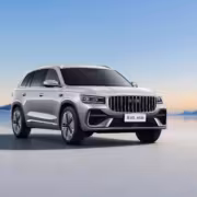 Электромобиль Geely в природном пейзаже