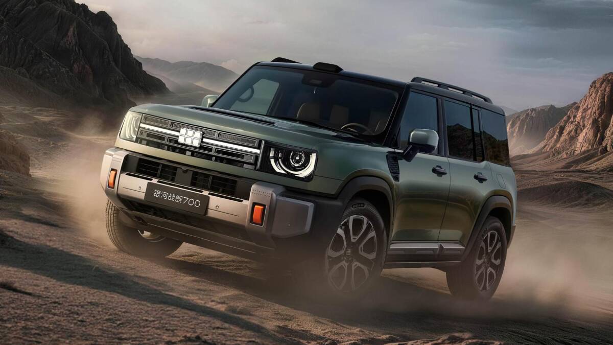 Автомобиль Geely моделю Z700 проезжает по пустынной местности