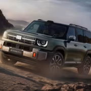 Автомобиль Geely моделю Z700 проезжает по пустынной местности