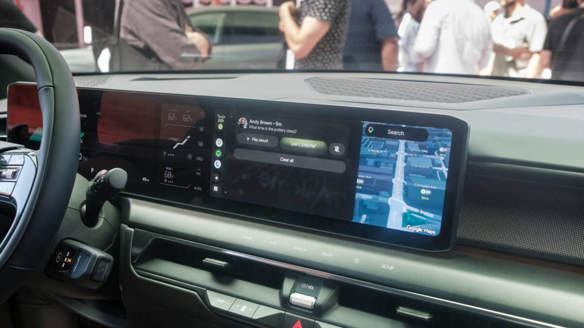 экран Android Auto с поиском и картой на дисплее Gemini