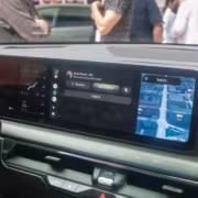Gemini в Android Auto научился искать рейсы и адреса в почте 16 экран Android Auto с поиском и картой на дисплее Gemini