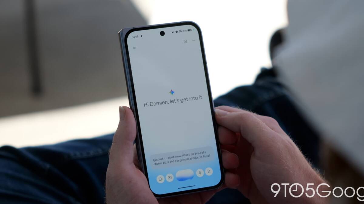Мужчина держит смартфон с интерфейсом Google 5G