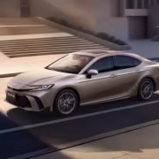 Гибридная Toyota Camry серебристого цвета на дороге