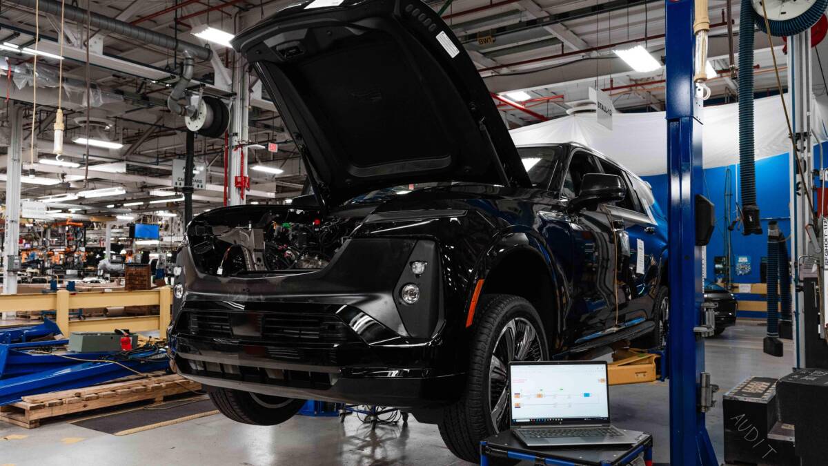 GM обещает автомобильный компьютер в 40 раз мощнее нынешних 5 Автомобиль на сборочном конвейере GM компьютер