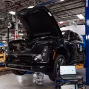 Автомобиль на сборочном конвейере GM компьютер