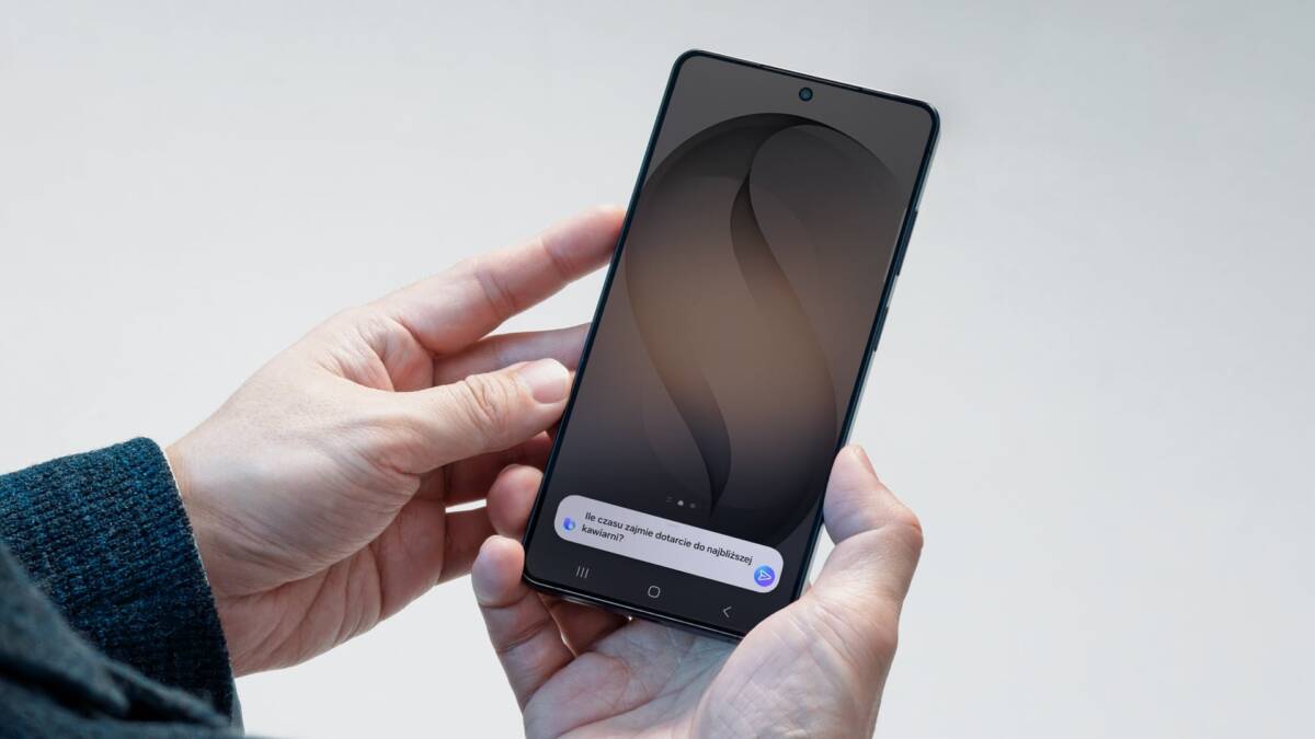 Мужчина держит смартфон Samsung Galaxy с экраном