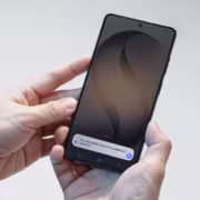 Голосовой помощник Bixby теперь поддерживает 12 языков 3 Мужчина держит смартфон Samsung Galaxy с экраном