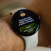 умные часы Google Pixel Watch 4 на руке пользователя
