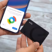 использование смартфона с приложением eufy SmartTrack Card E40